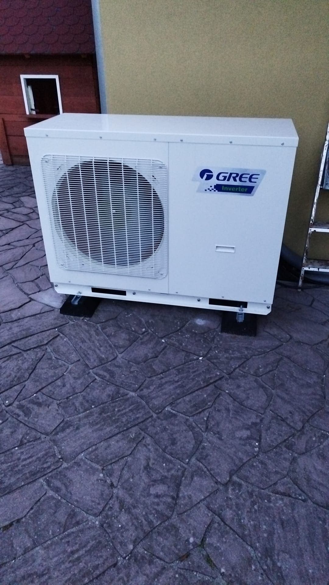 Venkovni jednotka tepelneho cerpadla GREE Monoblok 10 kW z nasi instalace